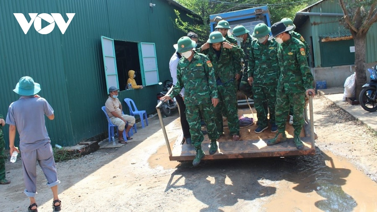 Tìm kiếm nạn nhân trong núi cát khổng lồ sau vụ sạt lở ở Bình Thuận - 7