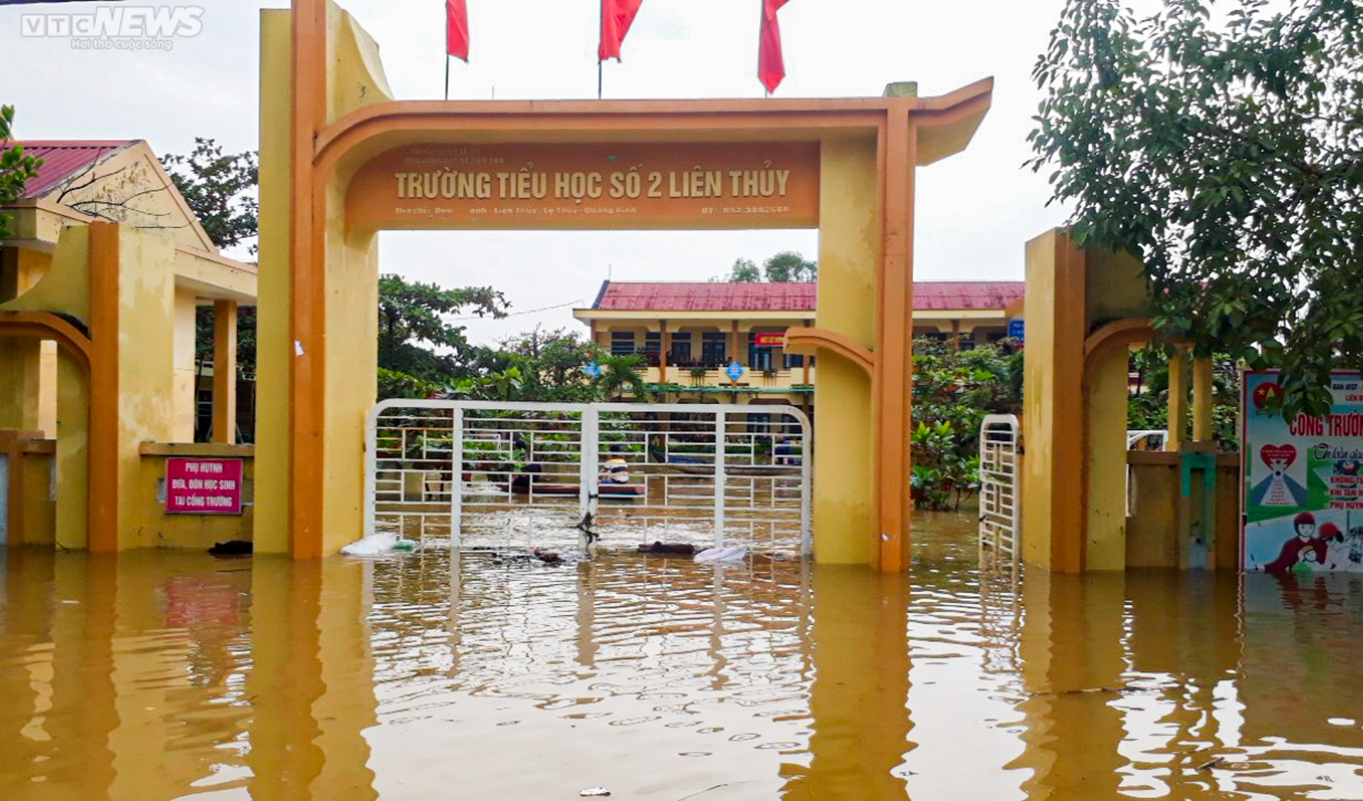 Ảnh: Trường học ở vùng lũ Quảng Bình trong mênh mông biển nước - 3