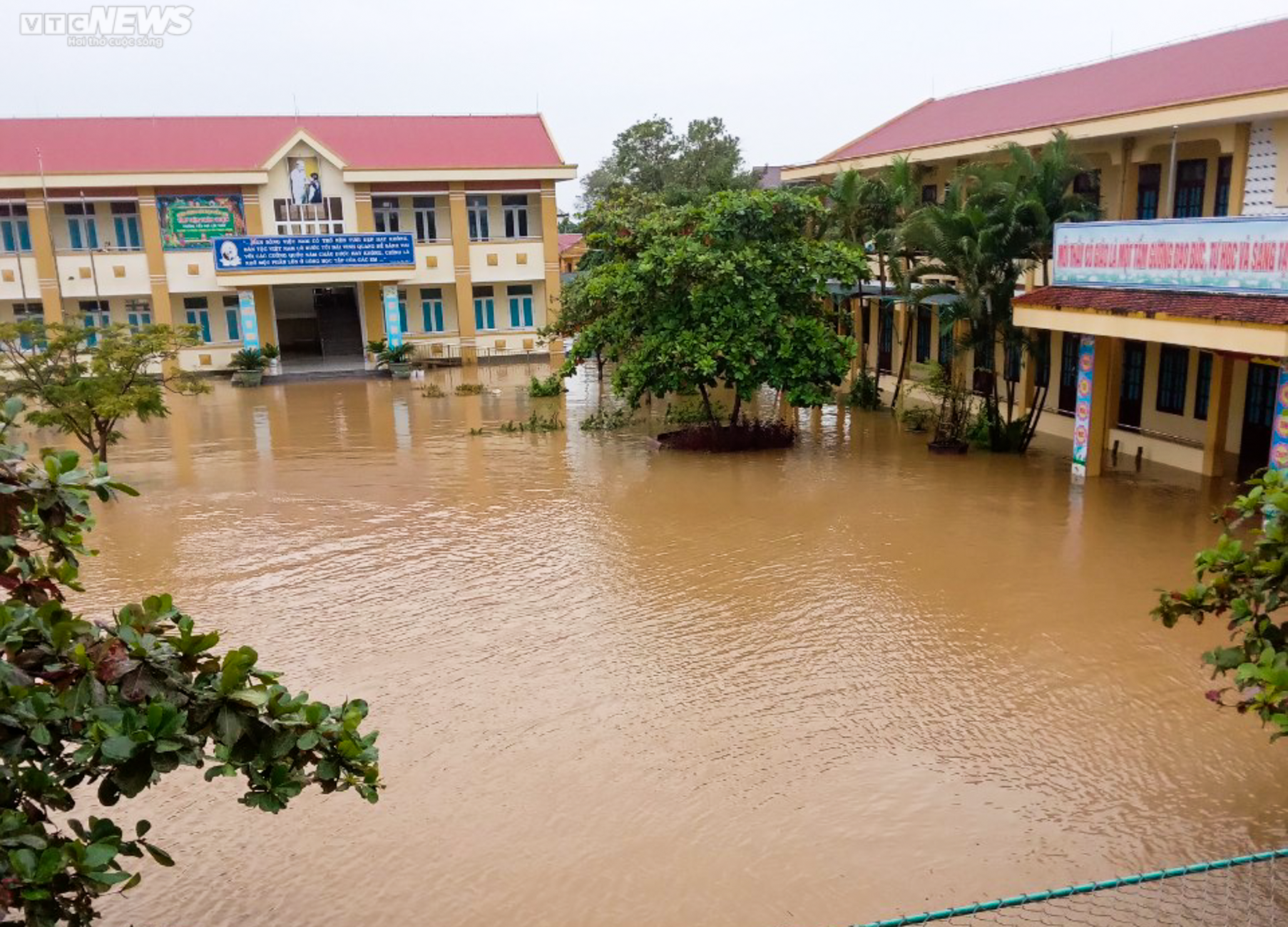 Ảnh: Trường học ở vùng lũ Quảng Bình trong mênh mông biển nước - 1