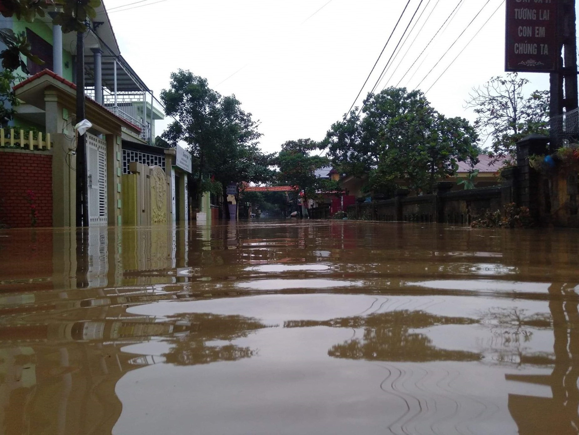 Sáng 16.10 Ban Chỉ huy PCTT-TKCN tỉnh Quảng Bình cho biết, theo thống kê, tại huyện Lệ Thủy có 256 hộ bị ngập trong nước lũ; huyện Quảng Ninh có 45 hộ; giao thông ngập, chia cắt tại 4 điểm; có 9 thôn bản bị chia cắt do nước lũ dâng cao.