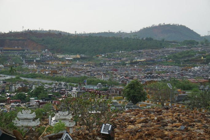 Nghĩa trang lớn nhất Đà Nẵng sạt lở tan hoang, hàng trăm người tất tả đi tìm mộ - Ảnh 12.
