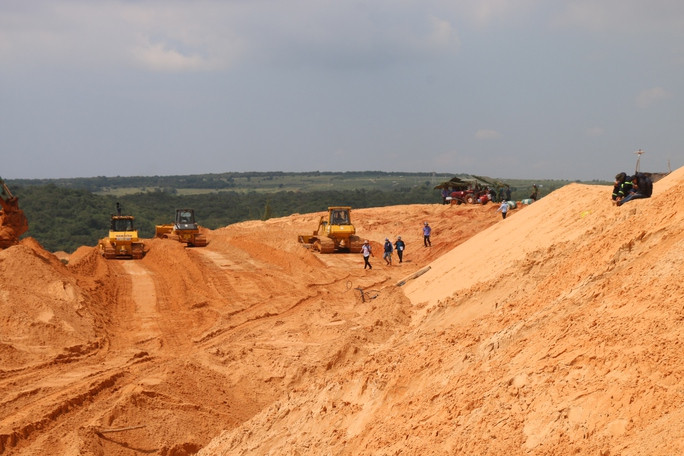 Huy động thêm phương tiện để tìm kiếm các nạn nhân bị chôn vùi trong vụ sập mỏ titan ở Bình Thuận - Ảnh 2.
