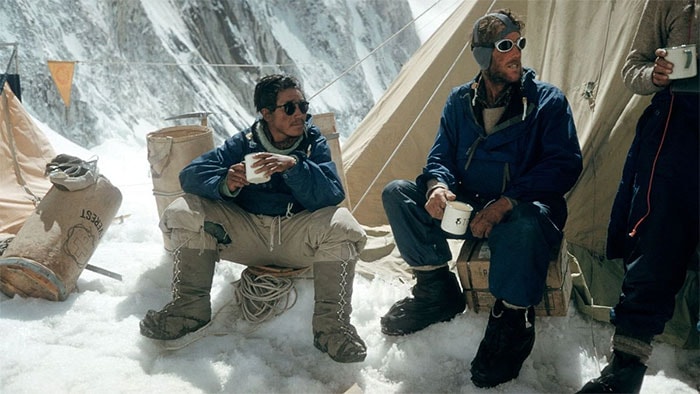 Tenzing Norgay và Edmund Hillary uống trà ở Western Cwm