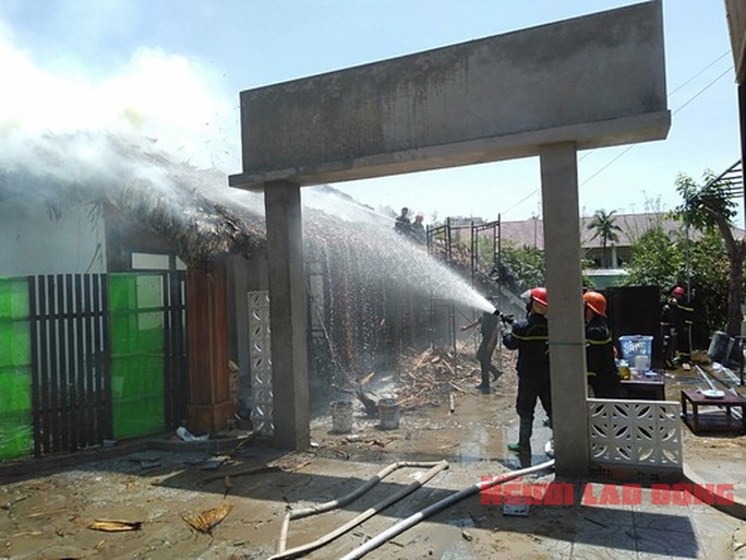 CLIP: Cháy lớn tại khu resort đang xây dựng trái phép ở Phú Quốc - Ảnh 3.