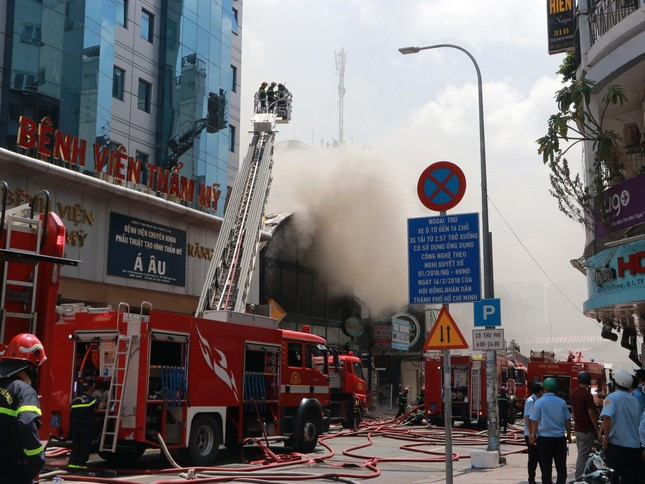 Vụ hỏa hoạn gần chợ Bến Thành: Người dân tặng 100 triệu đồng tri ân lực lượng chữa cháy ảnh 1