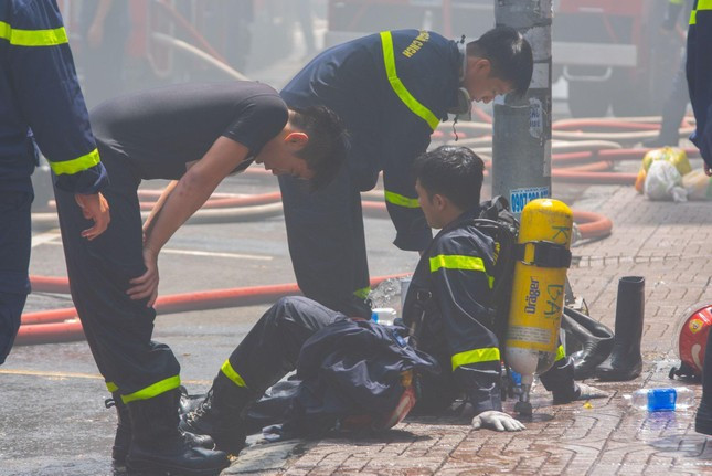 Vụ hỏa hoạn gần chợ Bến Thành: Người dân tặng 100 triệu đồng tri ân lực lượng chữa cháy ảnh 5