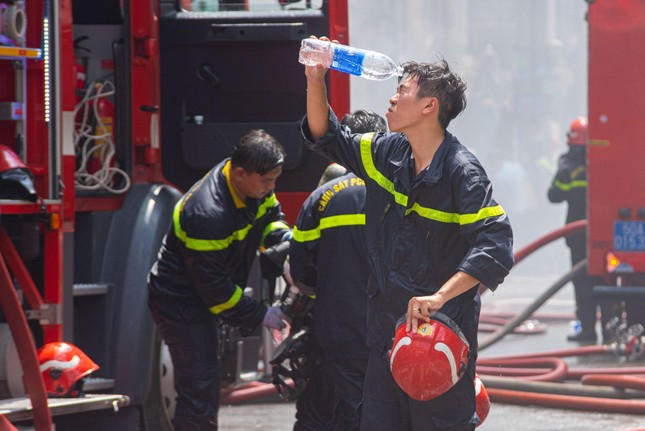 Vụ hỏa hoạn gần chợ Bến Thành: Người dân tặng 100 triệu đồng tri ân lực lượng chữa cháy ảnh 6