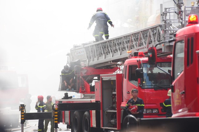 Vụ hỏa hoạn gần chợ Bến Thành: Người dân tặng 100 triệu đồng tri ân lực lượng chữa cháy ảnh 3