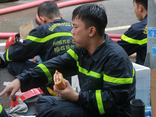 Vụ hỏa hoạn gần chợ Bến Thành: Người dân tặng 100 triệu đồng tri ân lực lượng chữa cháy ảnh 8