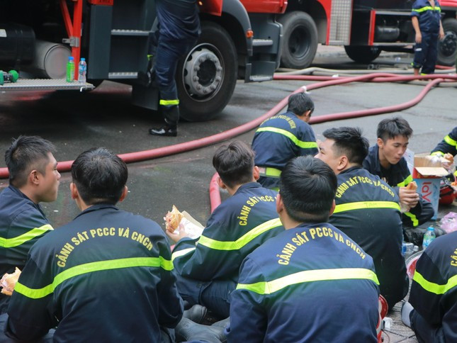 Vụ hỏa hoạn gần chợ Bến Thành: Người dân tặng 100 triệu đồng tri ân lực lượng chữa cháy ảnh 7