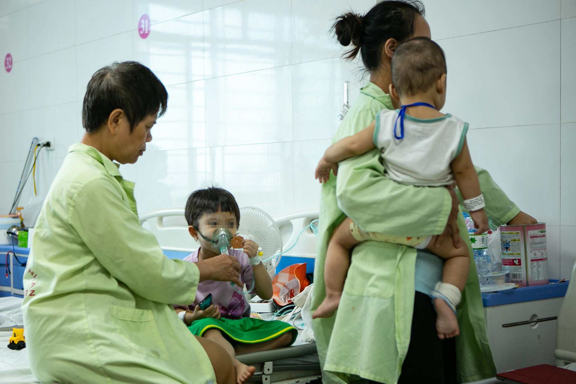 Hà Nội: Hơn 800 ca Adenovirus/tuần, phụ huynh đua nhau trữ thuốc cho con - 3