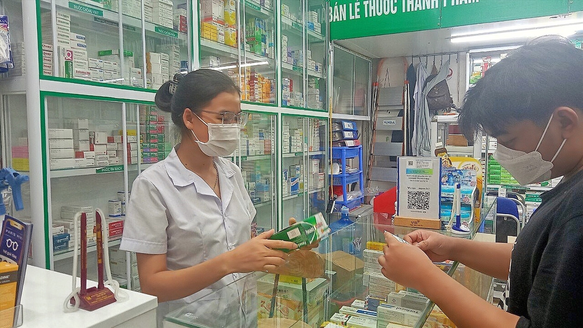 Bên hành lang bệnh viện: Nhà thuốc ở Hà Nội thiếu dược sĩ trầm trọng