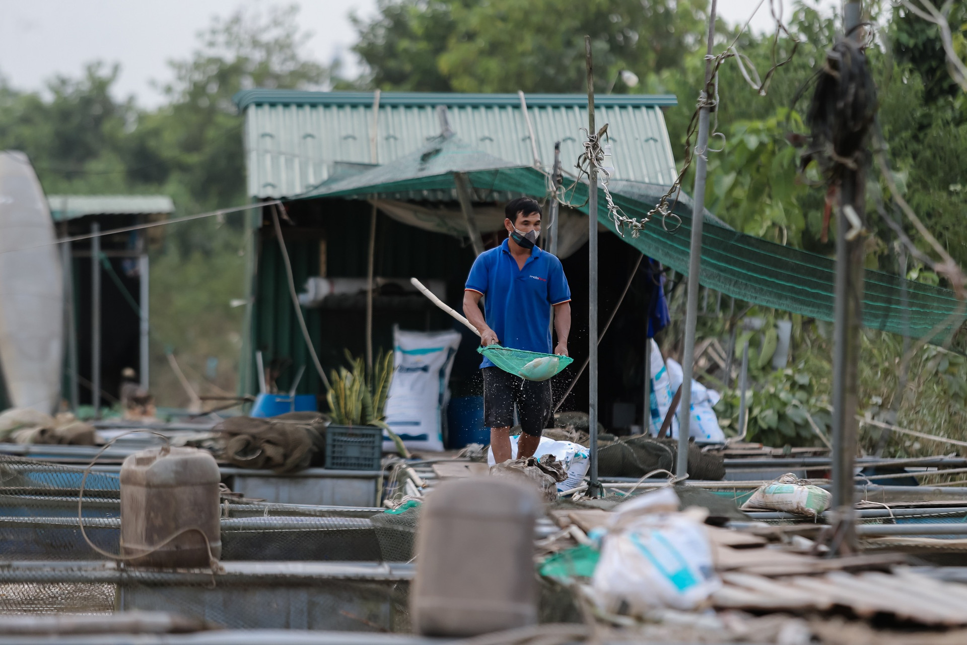 Vừa gồng gánh thiệt hại sau lũ, ngư dân ở Huế lại chạy đua với bão số 6 - 7