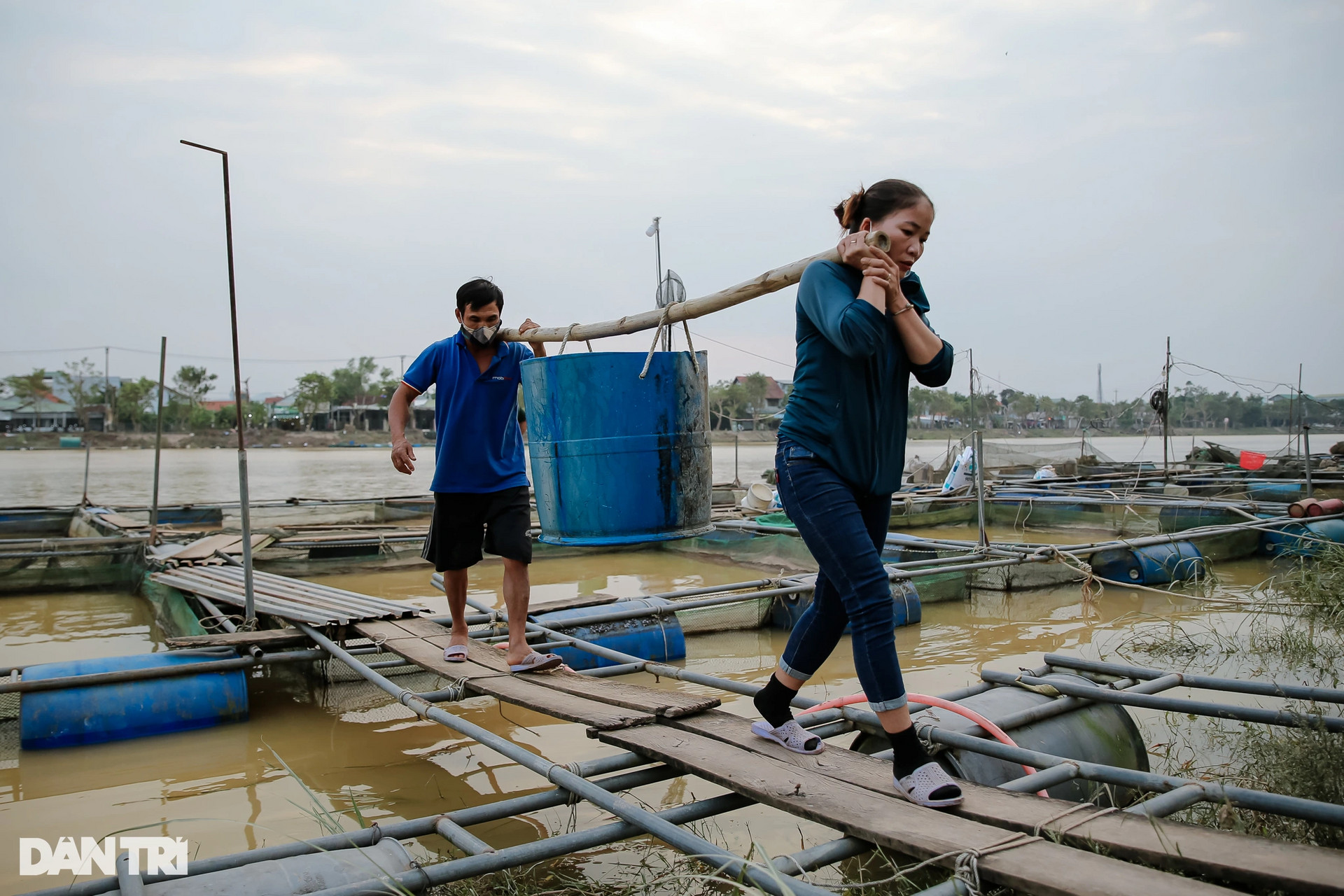 Vừa gồng gánh thiệt hại sau lũ, ngư dân ở Huế lại chạy đua với bão số 6 - 9