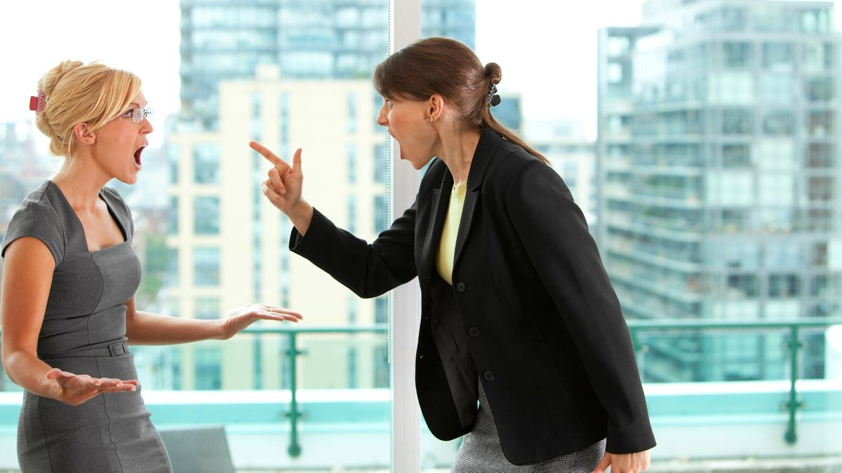 two-women-having-an-argument-in-the-office.jpg