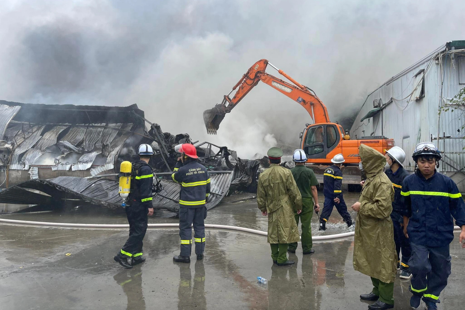 Khu nhà xưởng ở Hà Nội cháy lớn, một người chết, 2 nhà kho bị thiêu rụi - 8