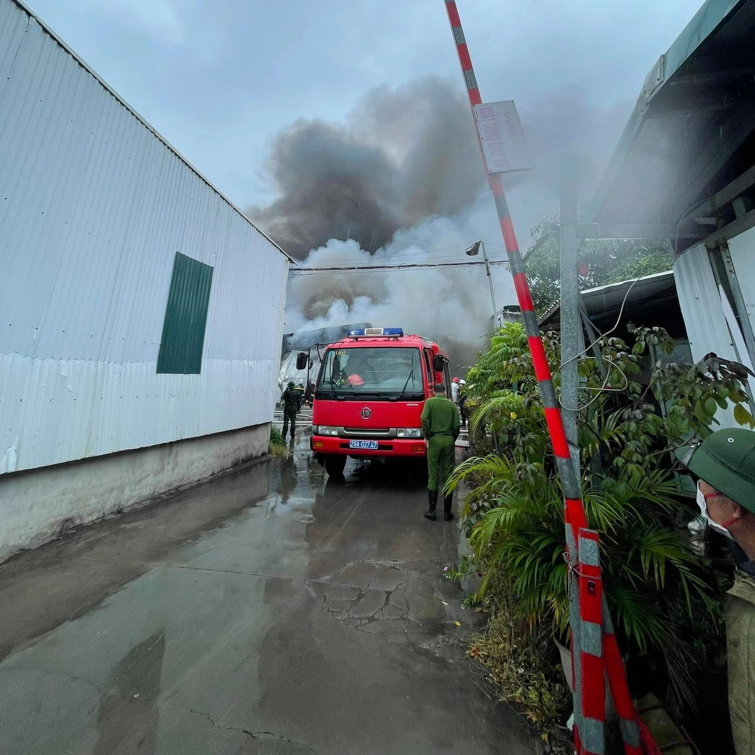Khu nhà xưởng ở Hà Nội cháy lớn, một người chết, 2 nhà kho bị thiêu rụi - 7