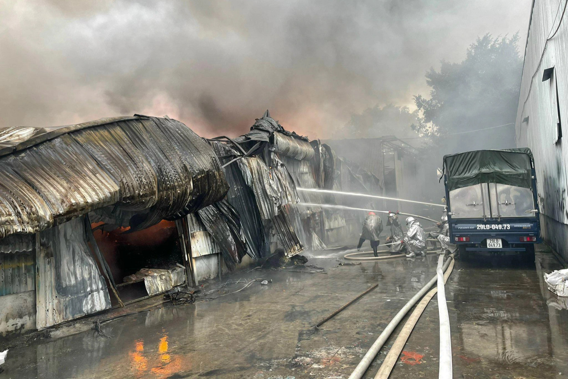 Khu nhà xưởng ở Hà Nội cháy lớn, một người chết, 2 nhà kho bị thiêu rụi - 5
