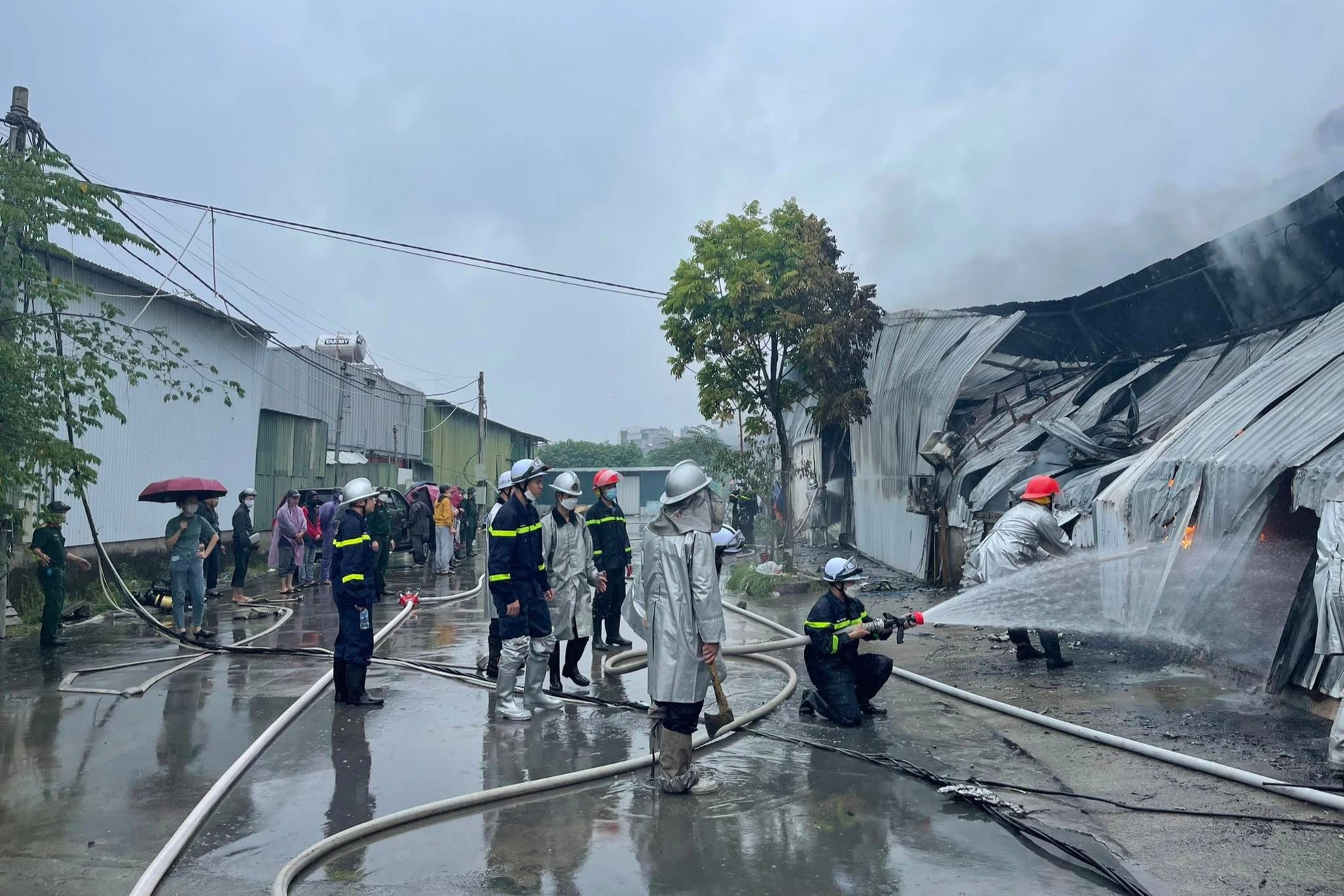 Khu nhà xưởng ở Hà Nội cháy lớn, một người chết, 2 nhà kho bị thiêu rụi - 9