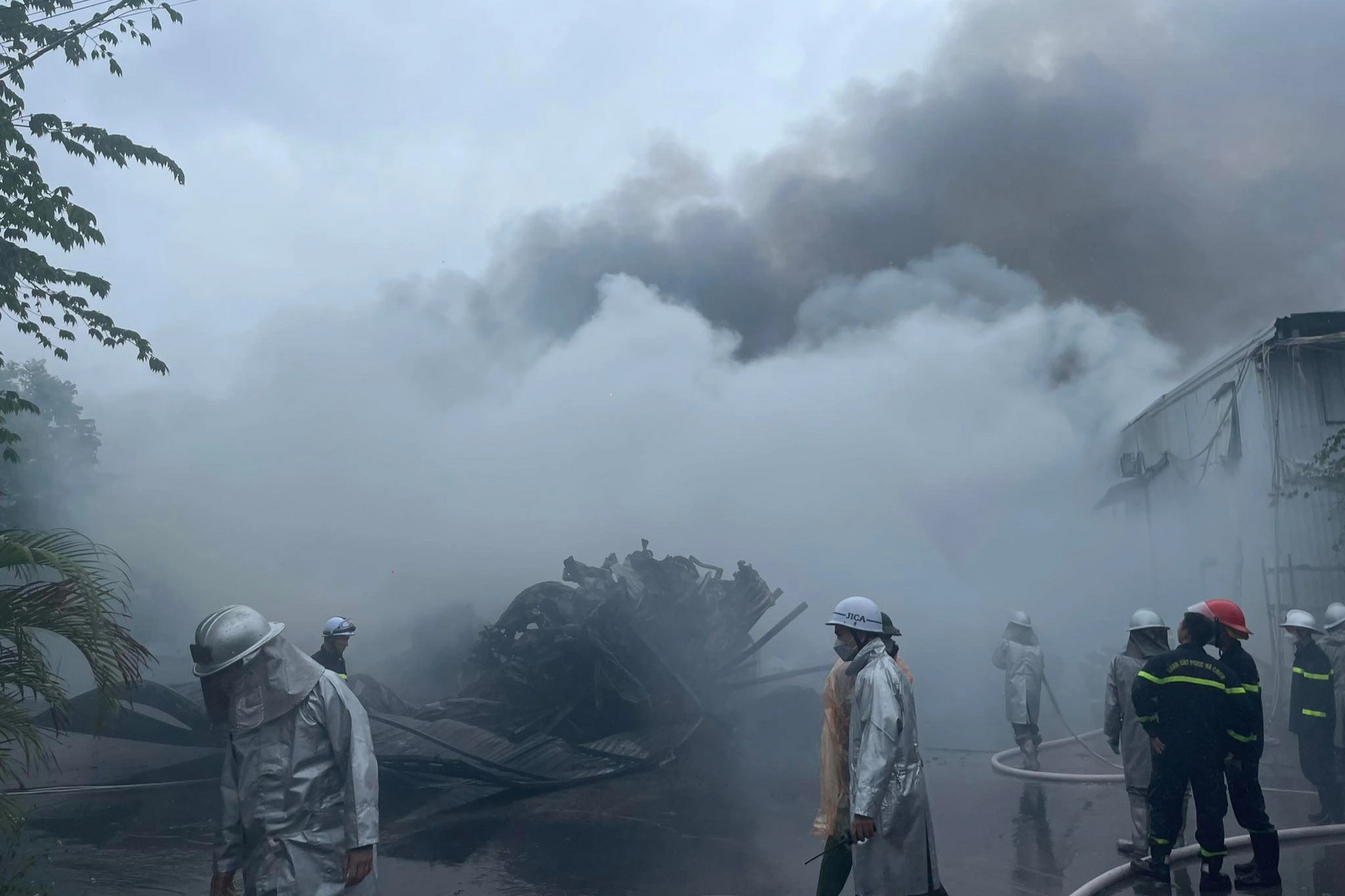 Khu nhà xưởng ở Hà Nội cháy lớn, một người chết, 2 nhà kho bị thiêu rụi - 4