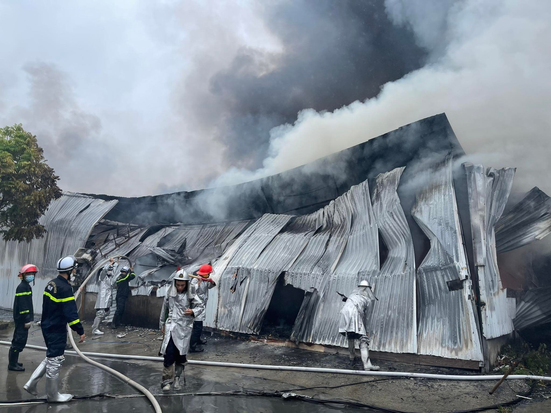 Khu nhà xưởng ở Hà Nội cháy lớn, một người chết, 2 nhà kho bị thiêu rụi - 1
