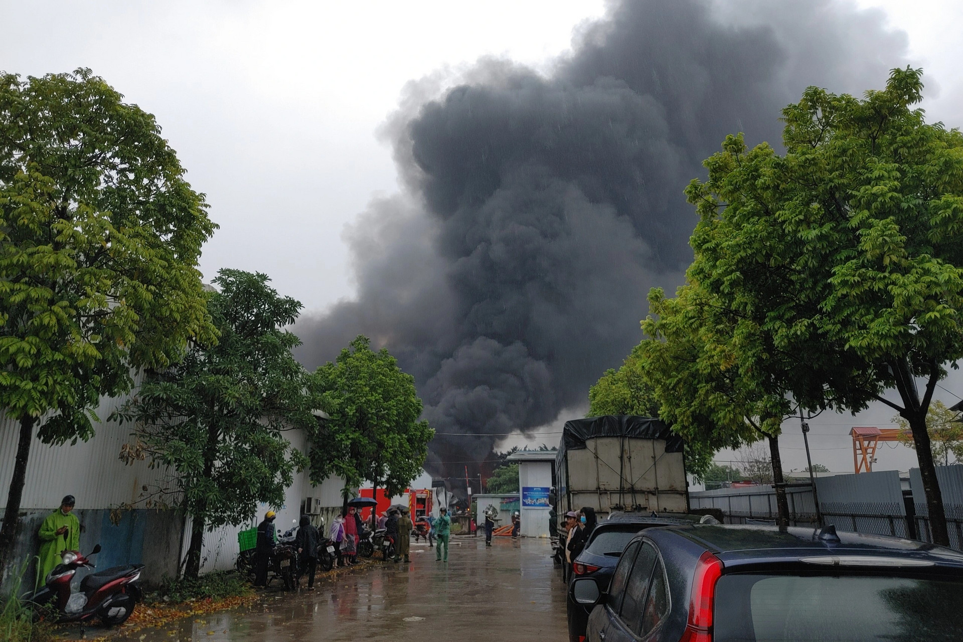 Khu nhà xưởng ở Hà Nội cháy lớn, một người chết, 2 nhà kho bị thiêu rụi - 3