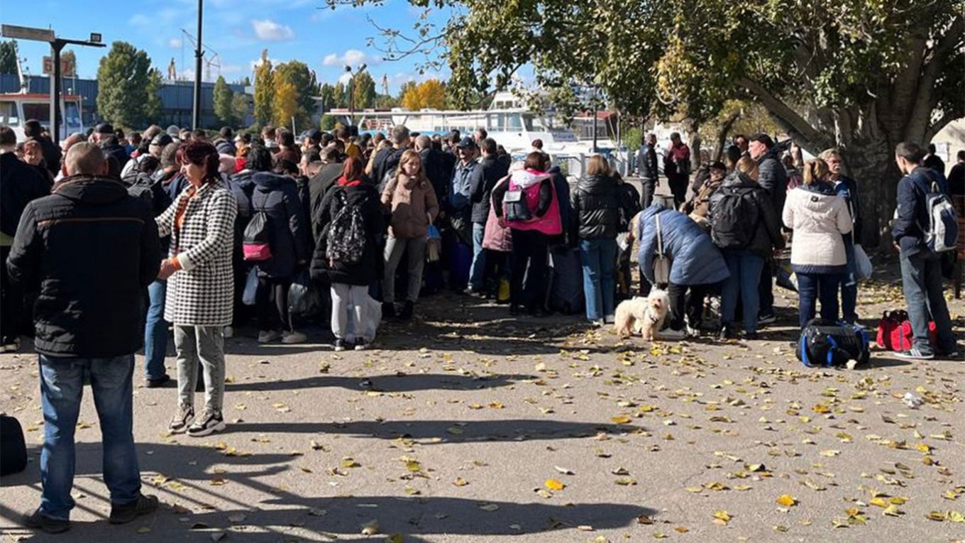 Ukraine phản công khốc liệt, Nga bắt đầu sơ tán hàng nghìn dân khỏi Kherson - 1