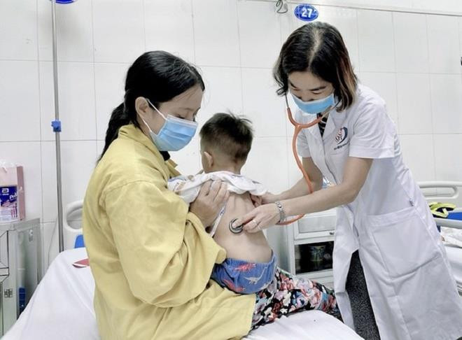 Cả trăm trẻ ở Hà Nội nhập viện hàng ngày do cúm - 1