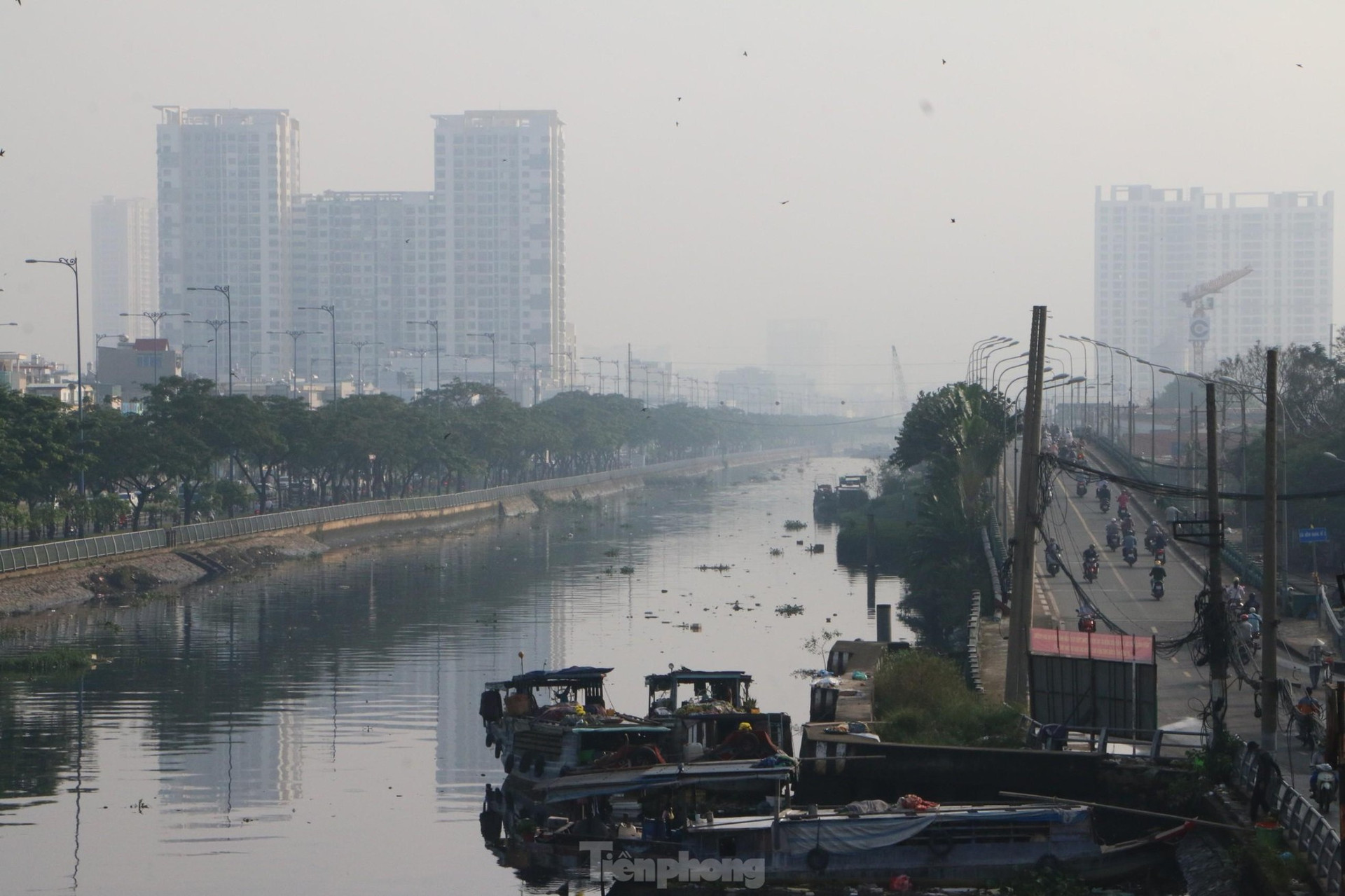 TPHCM chìm trong sương mù, nhiều tòa nhà cao tầng ‘mất hút’ ảnh 7