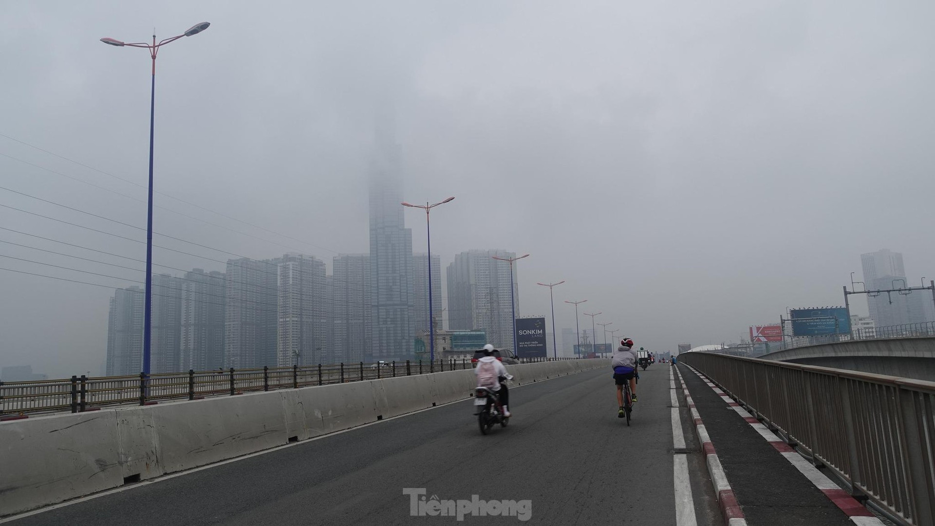 TPHCM chìm trong sương mù, nhiều tòa nhà cao tầng ‘mất hút’ ảnh 12