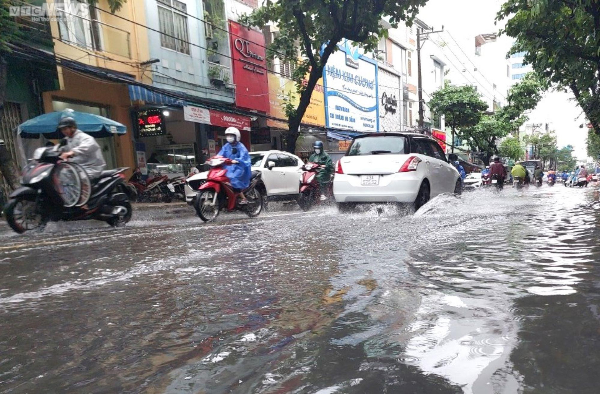 Ảnh: Mưa lớn, nhiều tuyến đường Đà Nẵng lại ngập nặng - 8