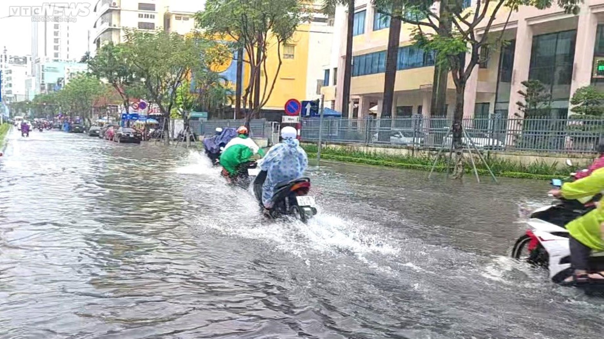 Ảnh: Mưa lớn, nhiều tuyến đường Đà Nẵng lại ngập nặng - 6