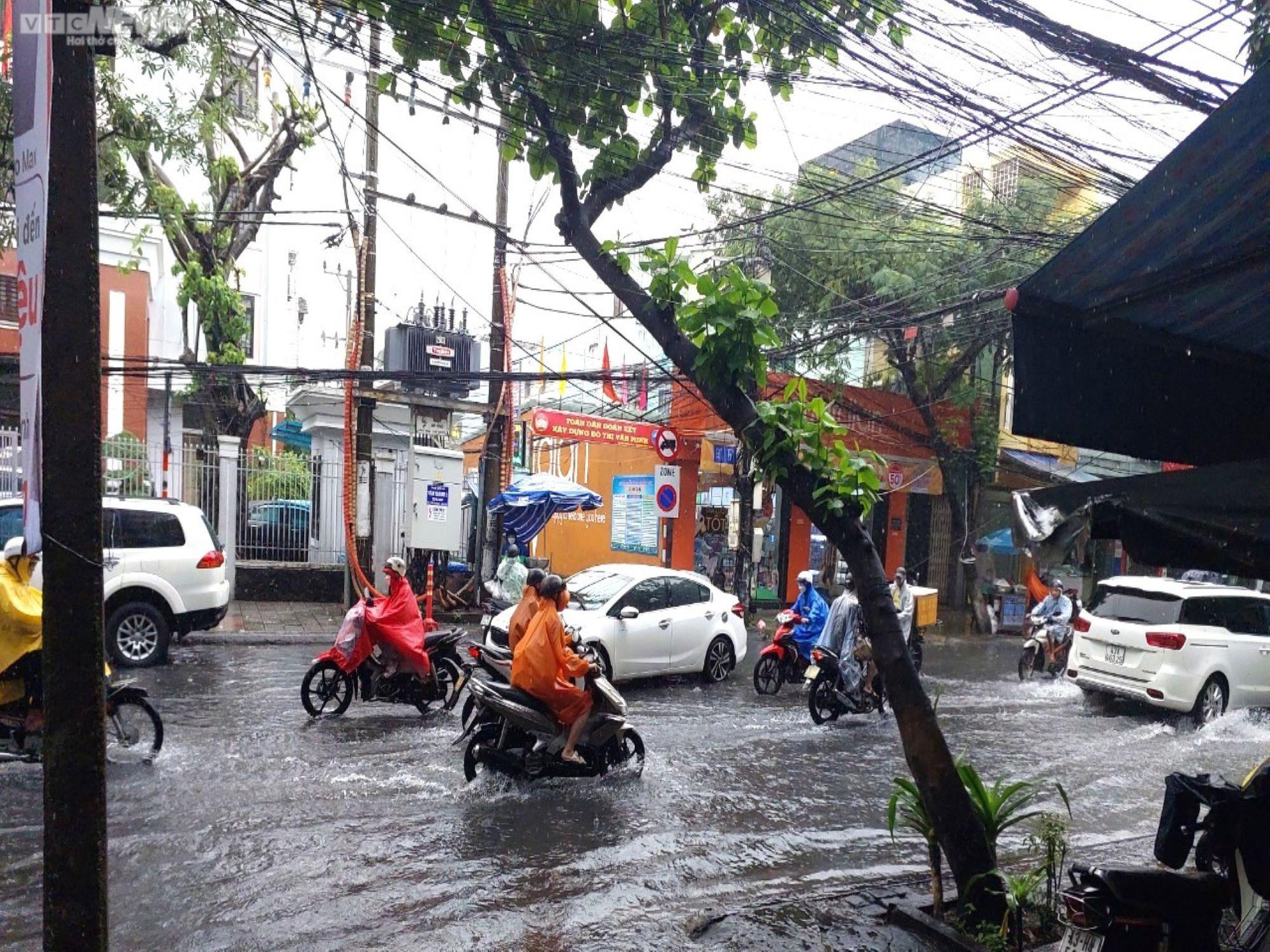 Ảnh: Mưa lớn, nhiều tuyến đường Đà Nẵng lại ngập nặng - 7