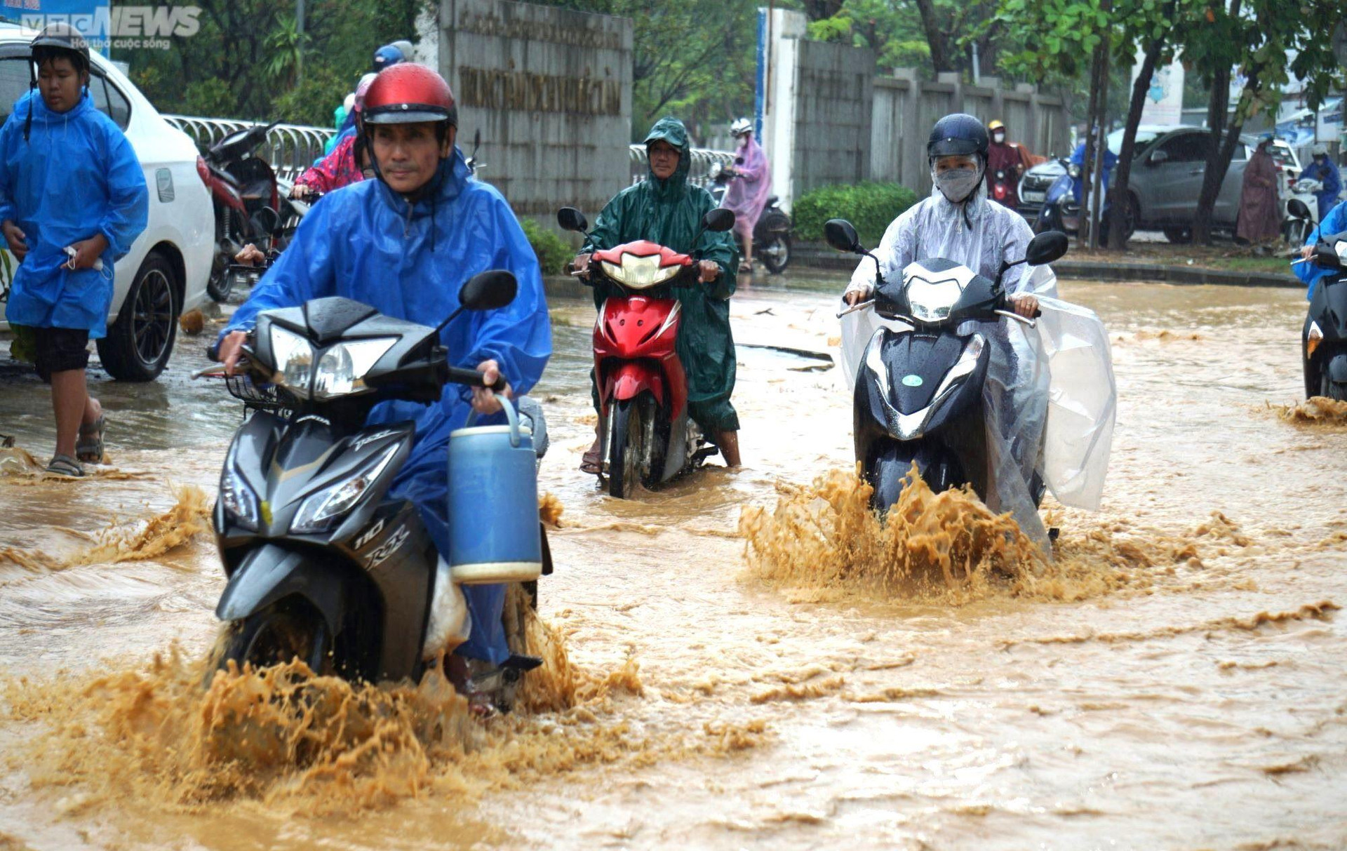 Ảnh: Mưa lớn, nhiều tuyến đường Đà Nẵng lại ngập nặng - 1