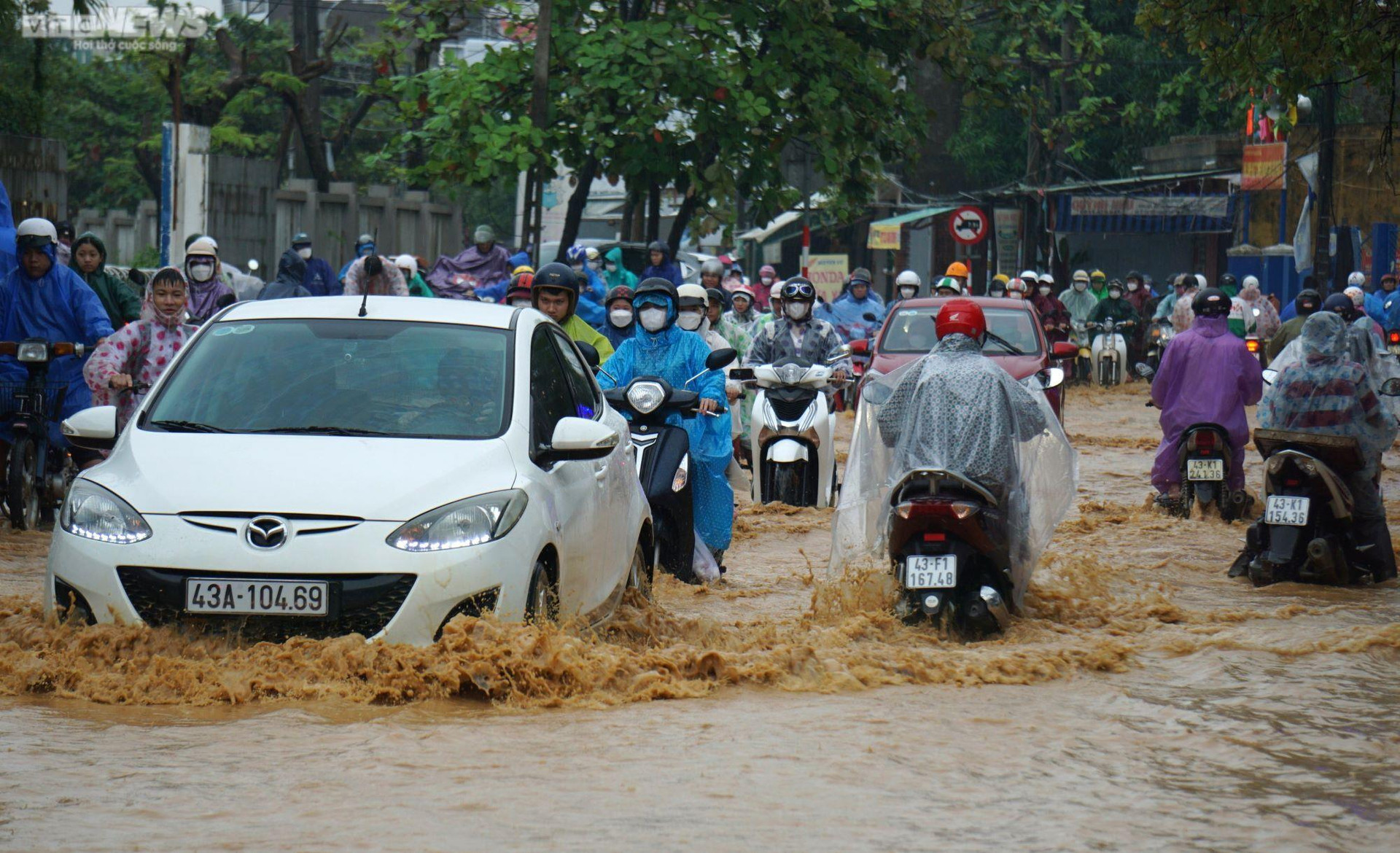 Ảnh: Mưa lớn, nhiều tuyến đường Đà Nẵng lại ngập nặng - 2