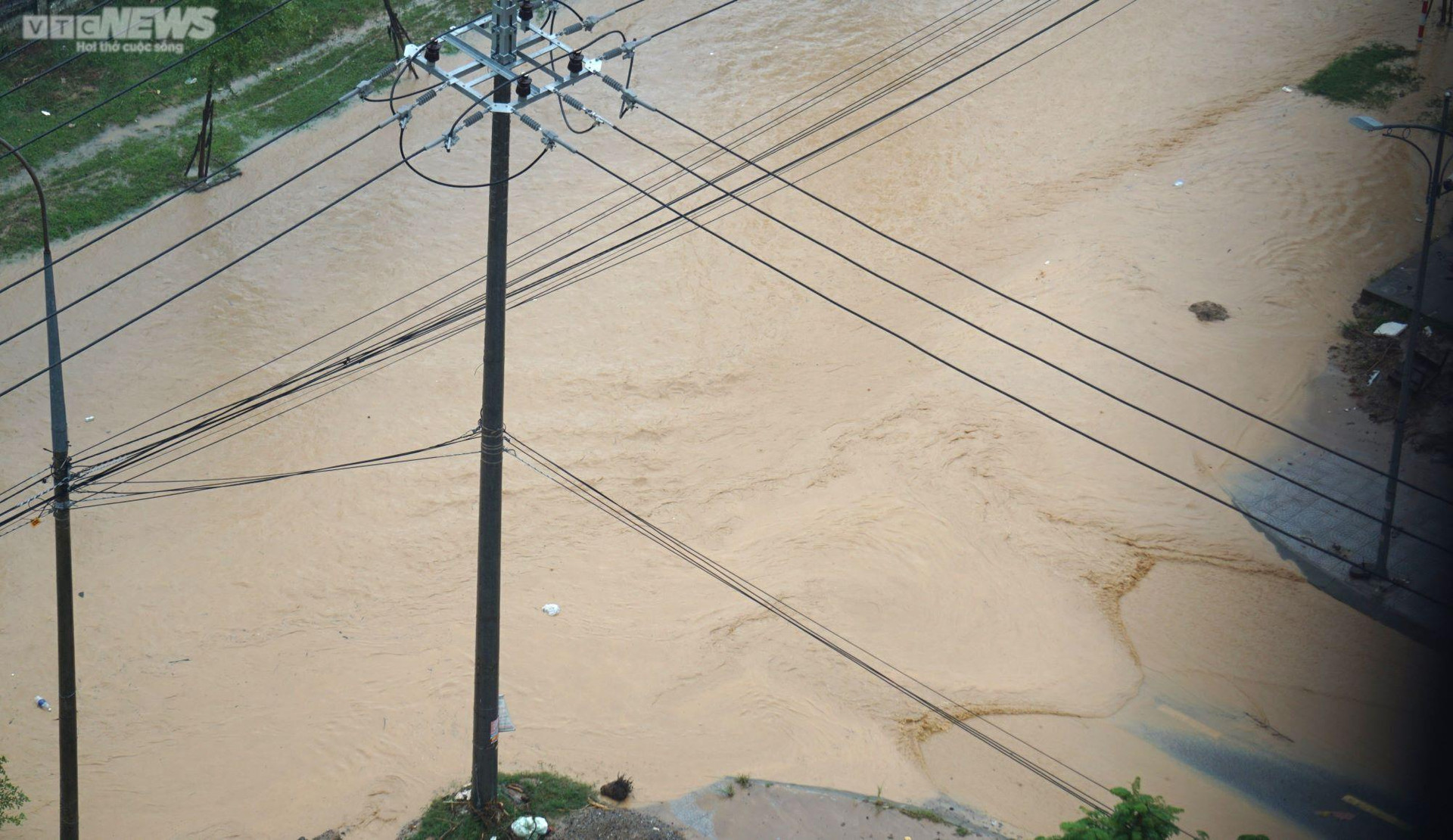 Ảnh: Mưa lớn, nhiều tuyến đường Đà Nẵng lại ngập nặng - 5