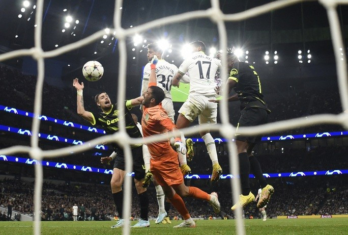 Liverpool bùng nổ ở Amsterdam, Tottenham ôm hận vì VAR - Ảnh 6.