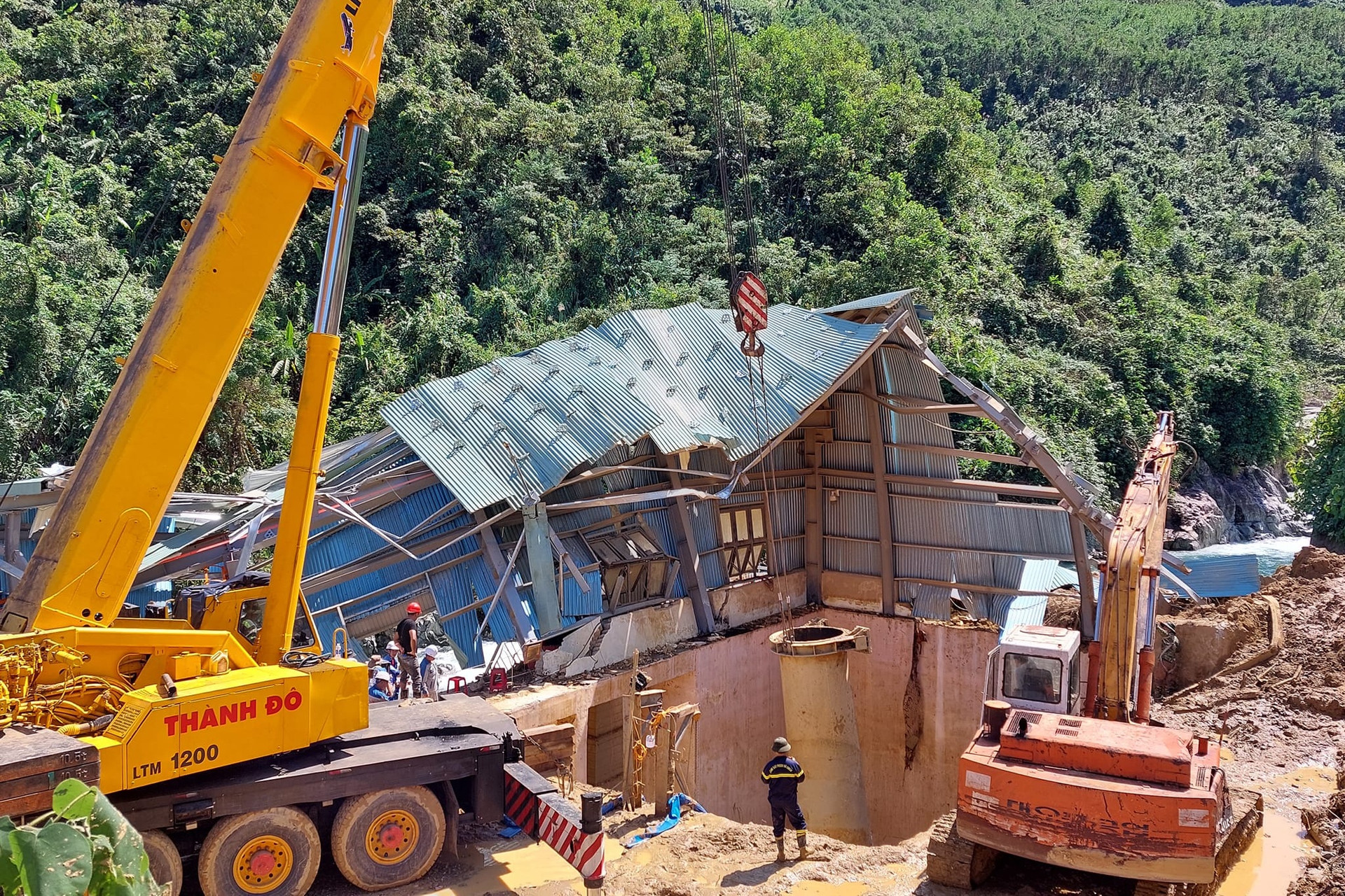 Tìm thấy kỹ sư mất tích trong vụ sạt lở vùi lấp thủy điện - 1