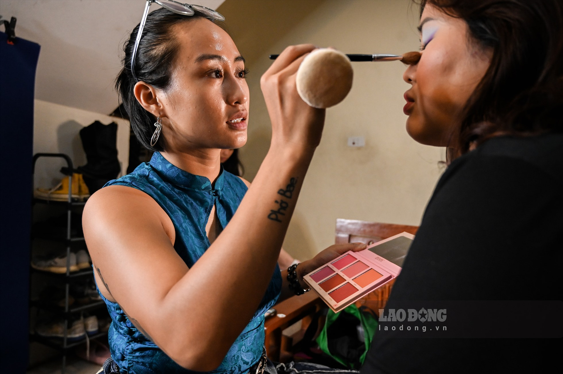 Càng cận ngày Halloween, chị Hoàng Linh (24 tuổi, Hà Nội) lại bận rộn với công việc hóa trang cho khách đi chơi dịp lễ. Chị Linh đã có 5 năm kinh nghiệm làm make-up artist (thợ trang điểm chuyên nghiệp) và hơn 2 năm theo đuổi bộ môn body painting (hội họa trên cơ thể).