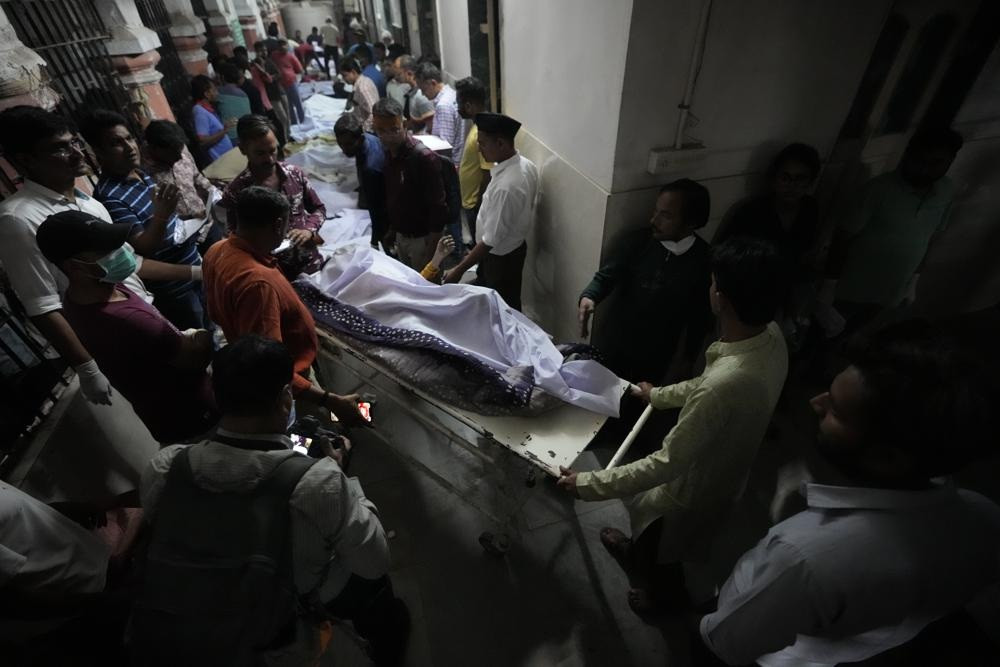 Hiện trường vụ sập cầu treo tại Ấn Độ khiến ít nhất 132 người chết - 8