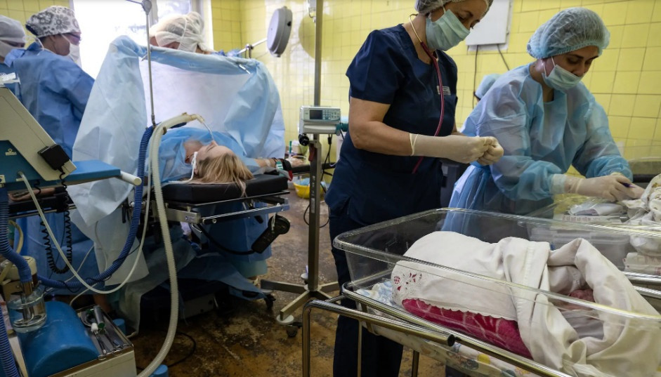Cách sinh tồn của những phụ nữ mang thai hộ trong chiến sự tại Ukraine - 1