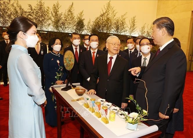 Tổng Bí thư Nguyễn Phú Trọng và Tổng Bí thư, Chủ tịch Trung Quốc Tập Cận Bình nghe giới thiệu trà đạo. Ảnh: TTXVN