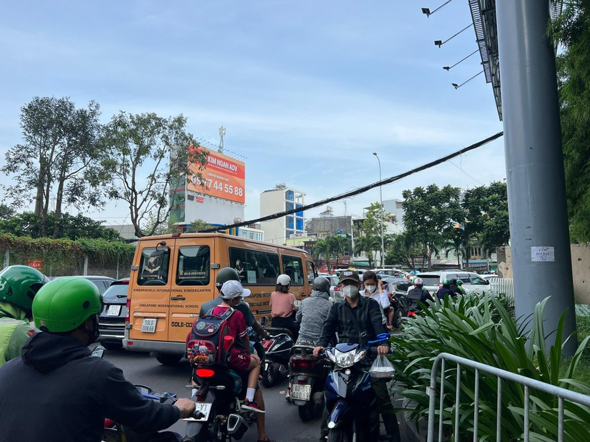 Sửa chữa cầu vượt Nguyễn Hữu Cảnh, cả khu vực bị ùn ứ ảnh 6