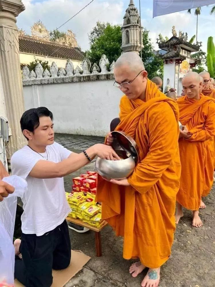 MC Đại Nghĩa bật khóc trong lễ bế giảng khóa tu-1