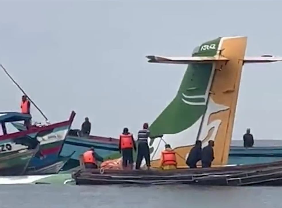 Máy bay nghi chở 49 người lao xuống hồ nước lớn nhất châu Phi - 1
