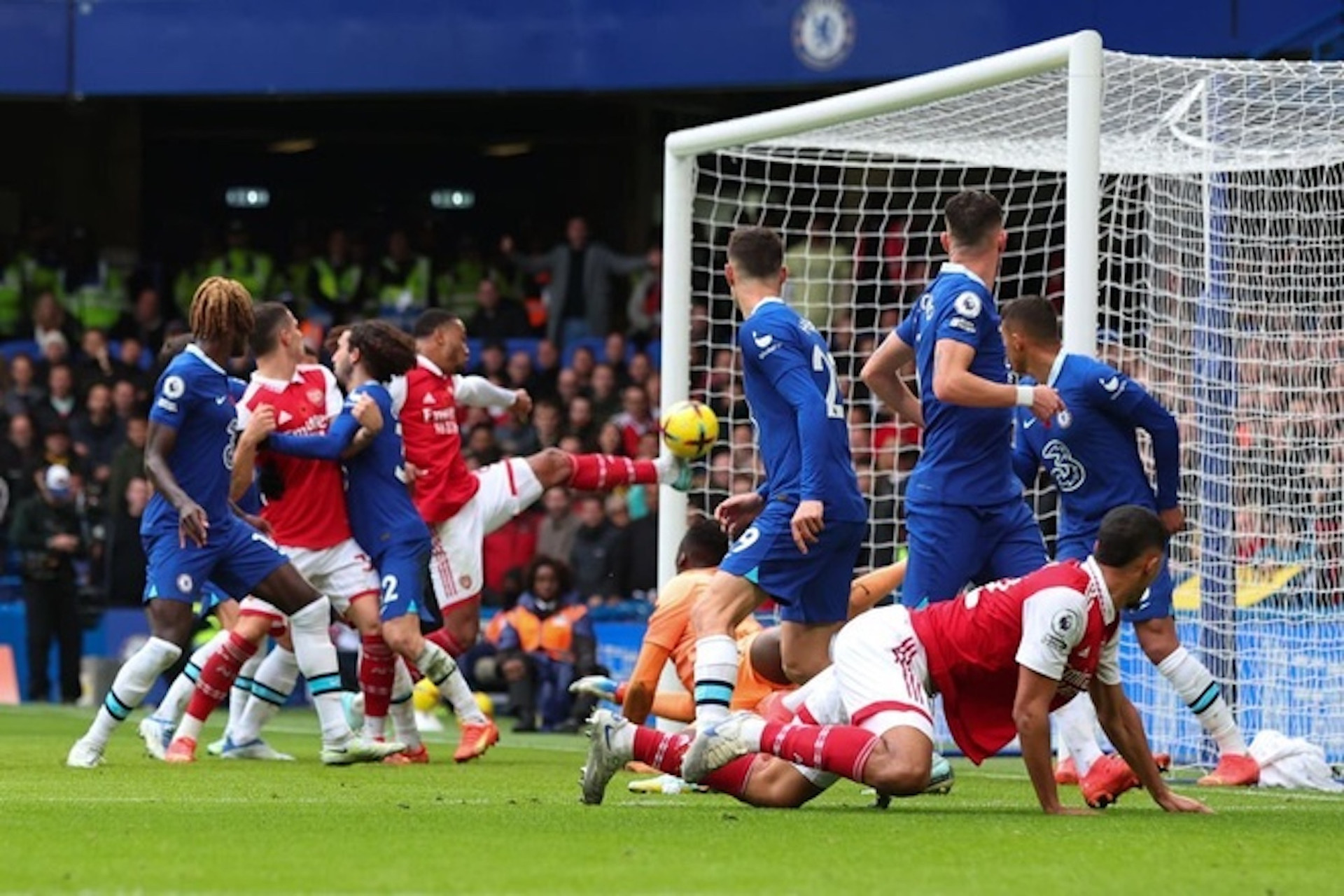 Đánh bại Chelsea, Arsenal chiếm ngôi đầu Ngoại hạng Anh - 3