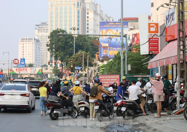 Người Hà Nội chạy khắp nơi tìm cây xăng, vật vã xếp hàng để đổ… 30.000 đồng ảnh 6