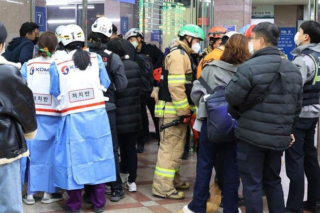 Tàu trật bánh ở trung tâm Seoul, 30 người bị thương ảnh 3