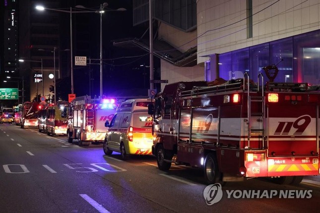 Tàu trật bánh ở trung tâm Seoul, 30 người bị thương ảnh 1