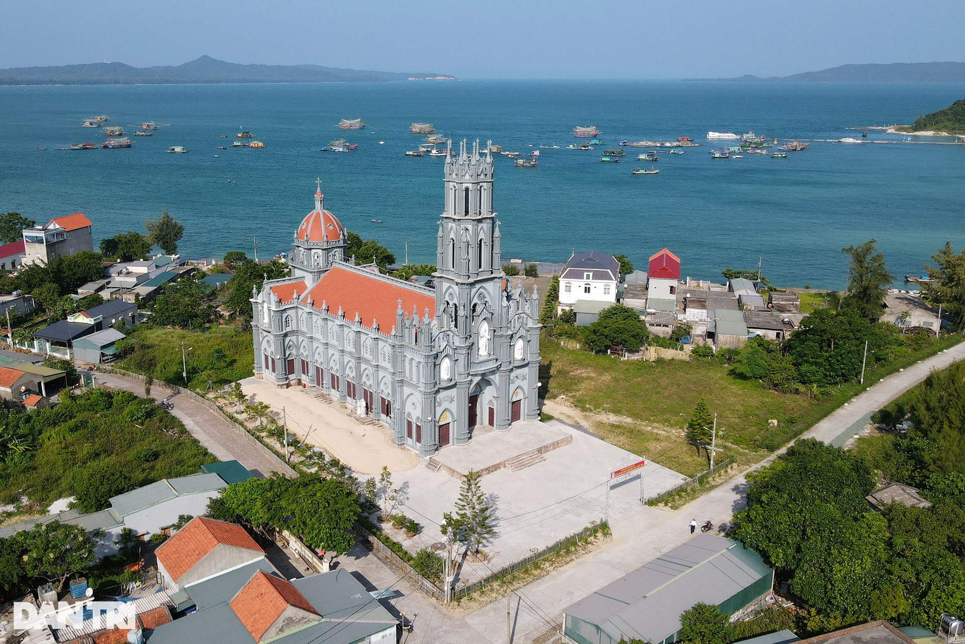 Chiêm ngưỡng nhà thờ công giáo tuyệt đẹp trên đảo Thanh Lân - 2